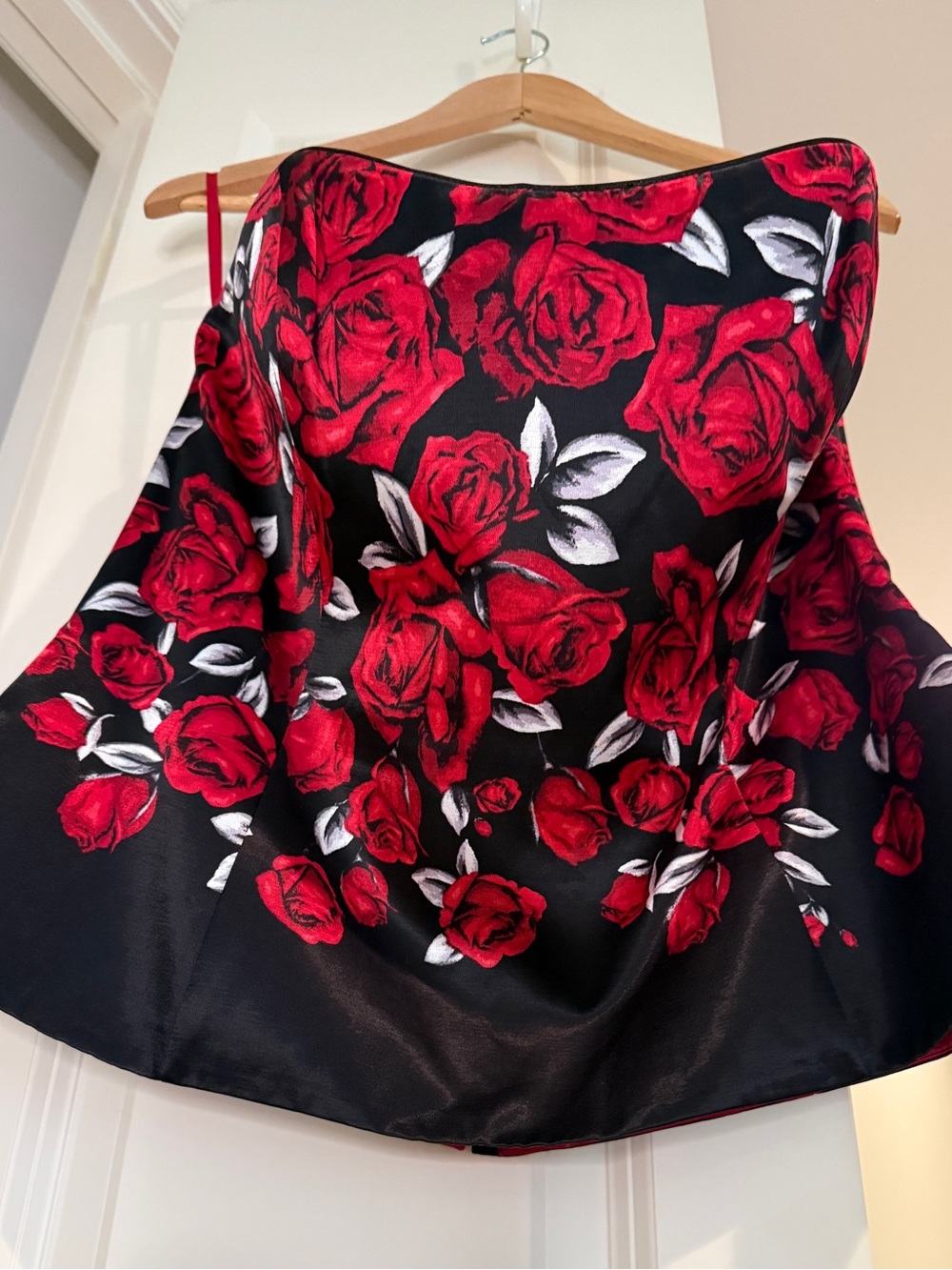 White House Black Market Black w/Red Rose Print Bustiér EUC